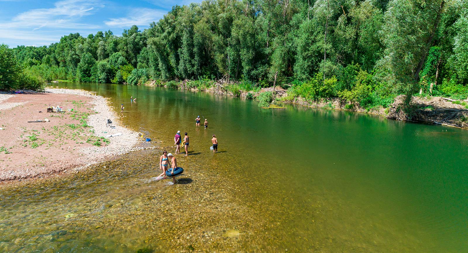 The banks of the Hérault river in Canet in Hérault near the campsite