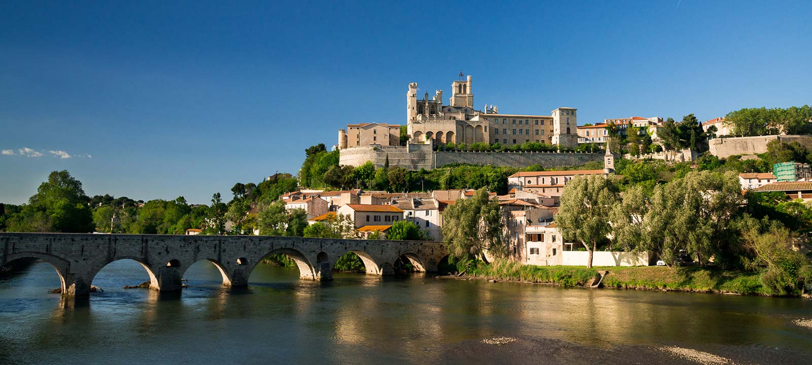 Vue extérieure de la vieille ville de Béziers