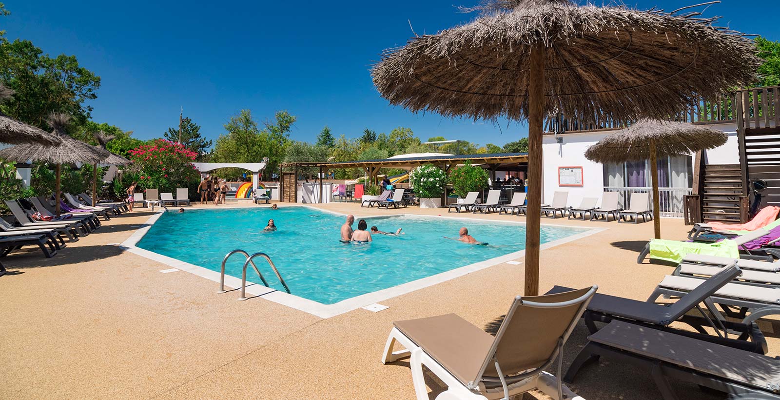 Plage, transats et parasols de l'espace aquatique du camping à Canet dans Hérault
