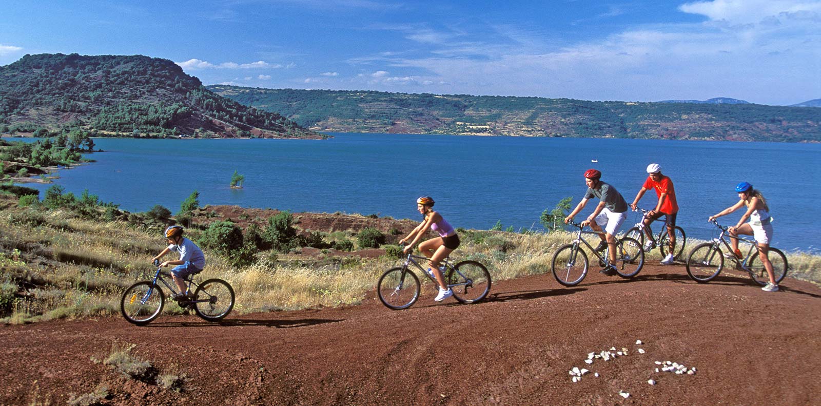 Famille de cycliste au bord du lac Salagou dans l'Hérault