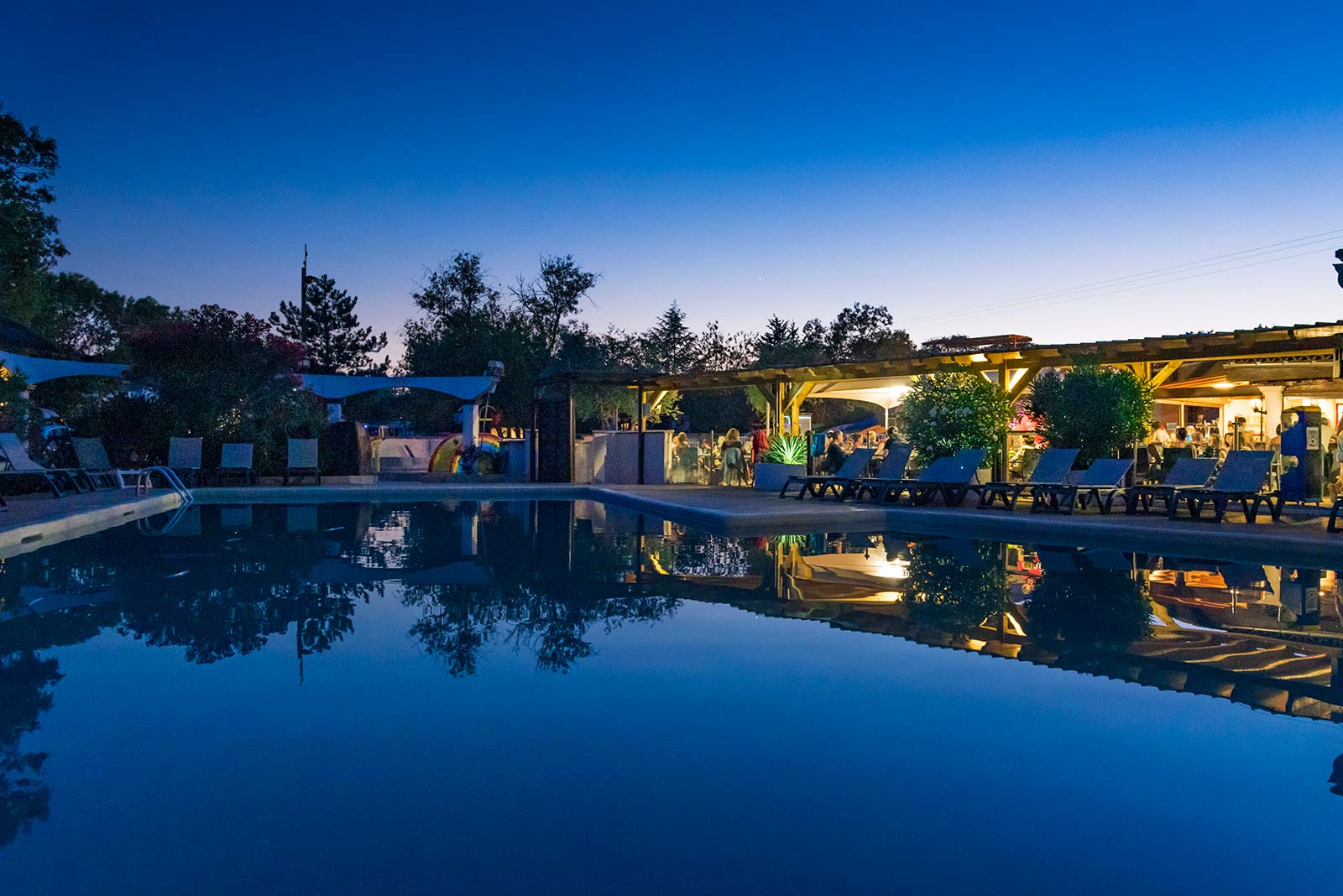 Bassin de l'espace aquatique du camping sur l'Hérault le soir