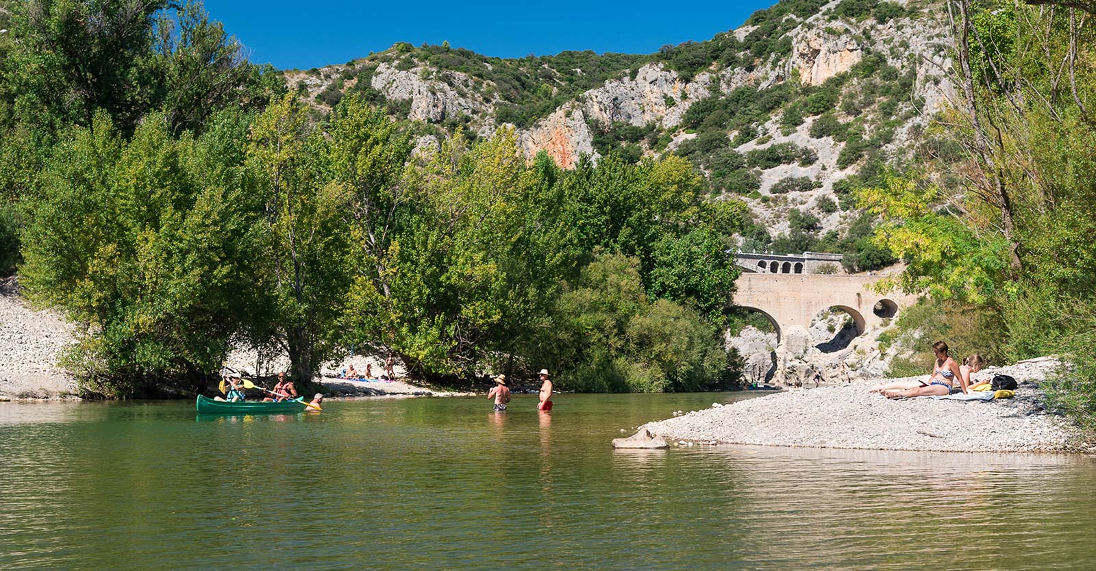 Bathers and canoeing on the Hérault in Canet in Hérault