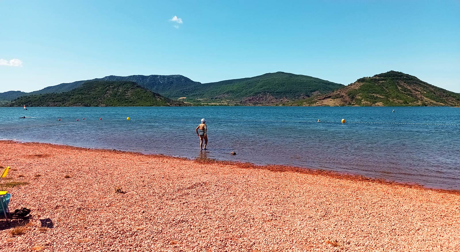 Familles à la plage des Vailhés, baignade au lac du Salagou en été (CC Lodevois et Larzac - Antonnella KADOUCHE)