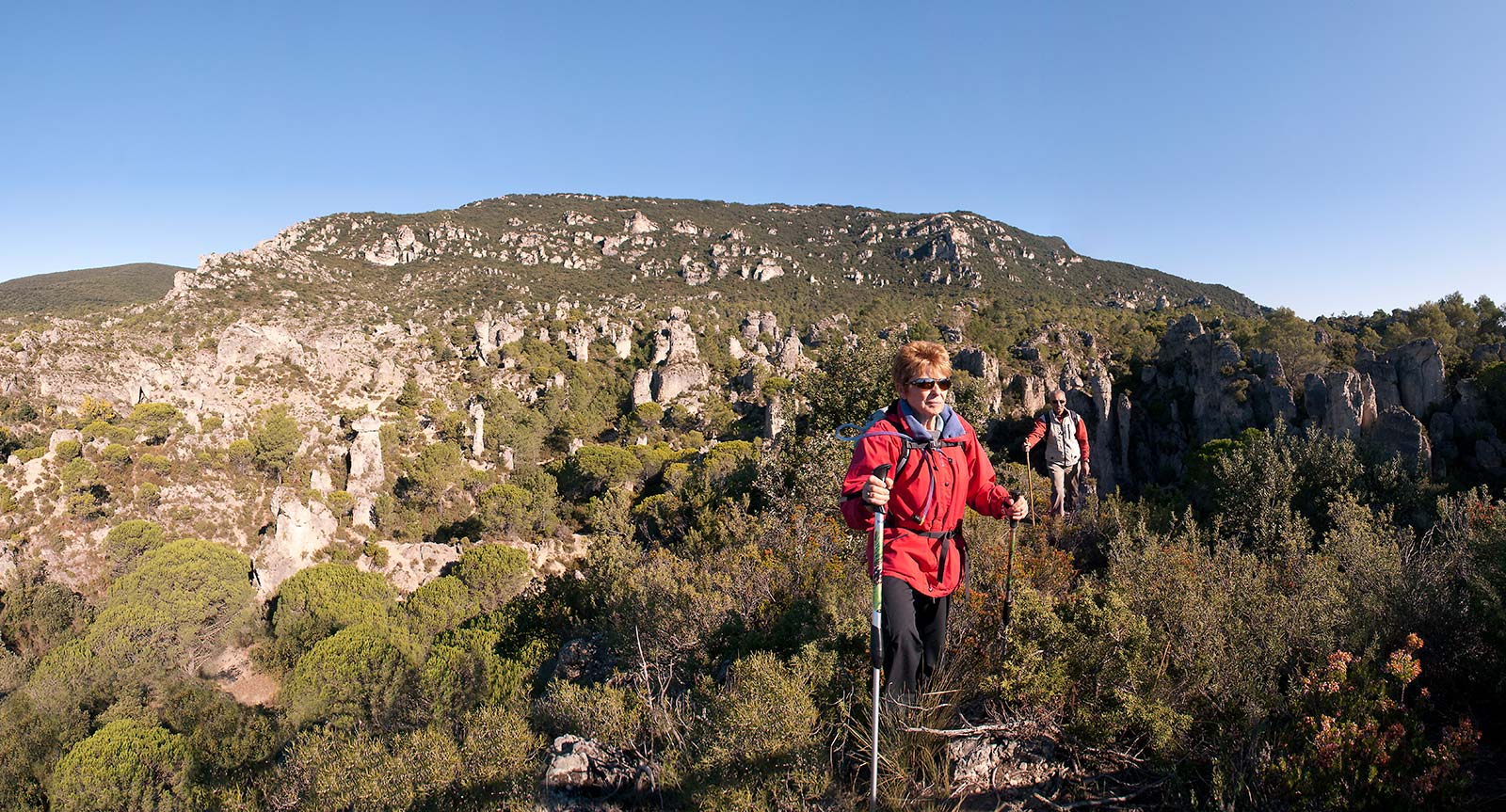 Sentier de randonnée sur les ruffes rouges autour du lac du Salagou (Office de tourisme du Clermontais)