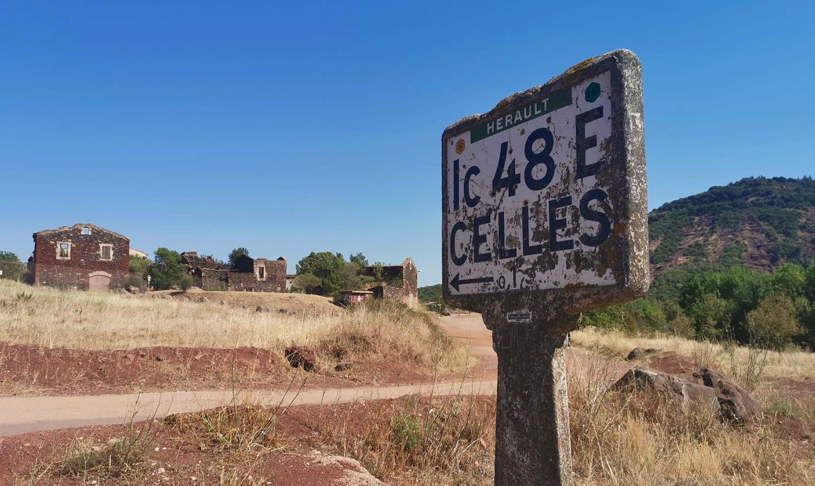 Le village de Celles au bord du lac du Salagou, collines de ruffe rouge (CC Lodevois et Larzac)