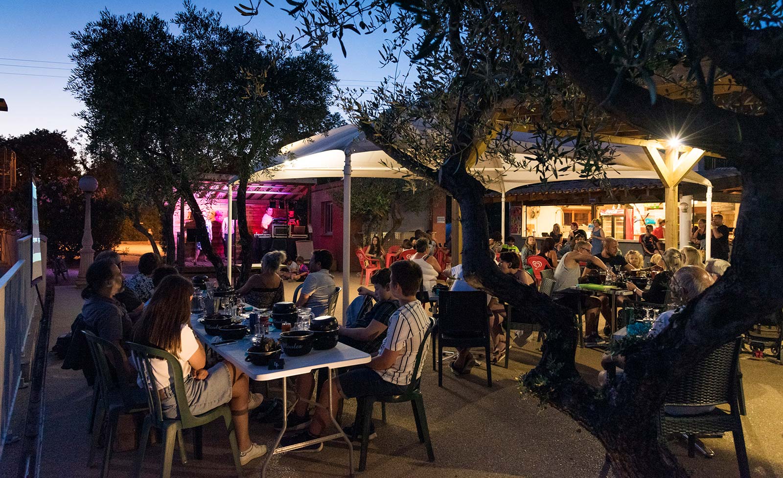 Terrace of the restaurant bar at Les Rivières campsite during an evening entertainment