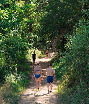 Campers on a path in nature near the Hérault river