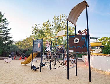 Structure de jeu sur l'aire de jeux pour enfants du camping près de Salagou