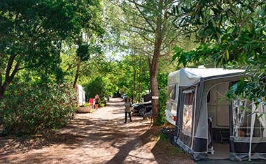 Driveway and camping pitch with tent at Les Rivières campsite