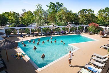 Aerial view of an aquagym session in the swimming pool of Les Rivières campsite