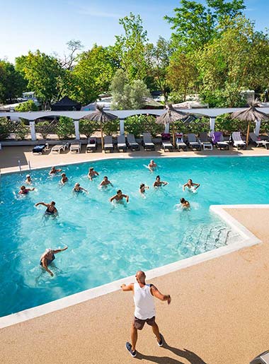 Campeurs lors d'une séance d'aquagym dans l'espace aquatique à Canet dans Hérault