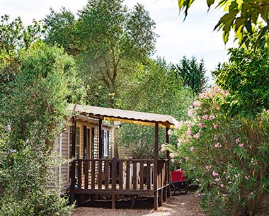 Terrace of a mobile home in the park of Les Rivières campsite in Canet in Hérault