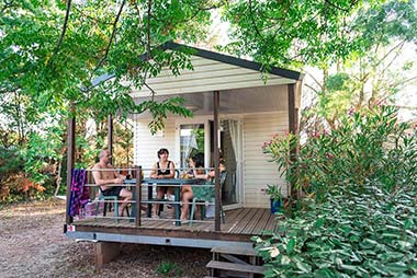 Famille atablée sur la terrase d'un mobil-home à Canet dans Hérault