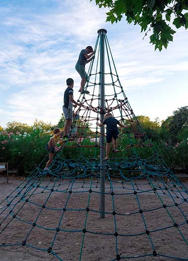 Structure d'escalade sur l'aire de jeux pour enfants du camping Les Rivières