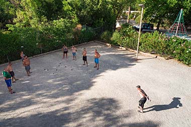 Partie de pétanque sur le boulodrome du camping près d'Agde