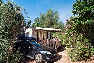 Voiture garée près d'un mobil-home à louer près de Salagou