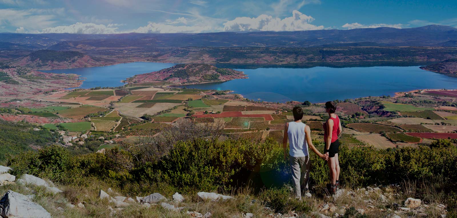 Lac du Salagou entouré de collines de ruffe rouge dans l'Hérault (Office de tourisme du Clermontais - Julien BONNET)