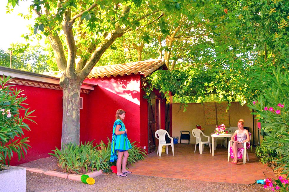 Terrasse d'un gîte en location à Canet dans Hérault près de Salagou