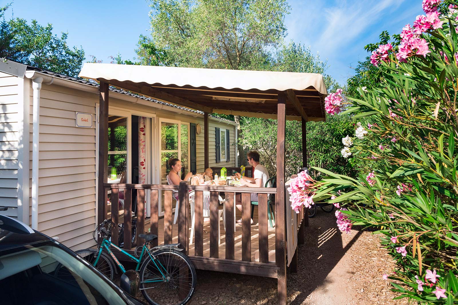 Terrasse d'une location de mobil-home dans l'Hérault