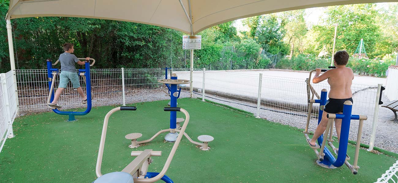 Outdoor fitness facility at Les Rivières campsite in Canet in Hérault