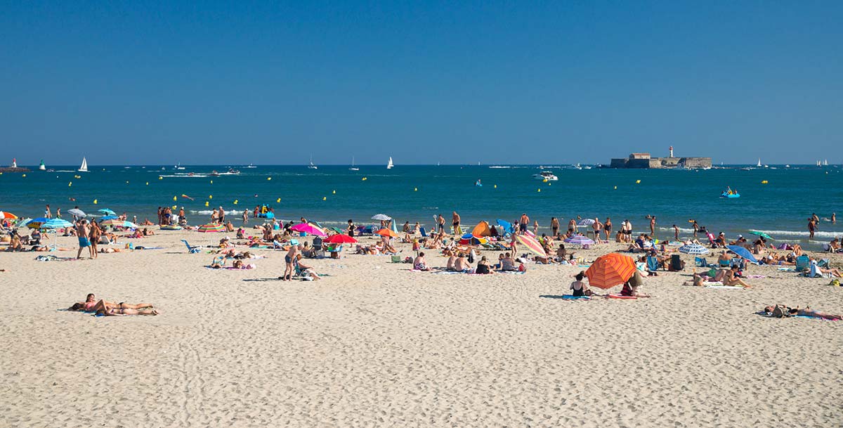 Le fort Brescou et la plage du cap d'Agde près du camping Les Rivières