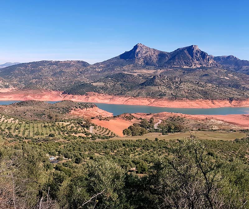 Vue aérienne du lac du Salagou et de ses berges de terre rouge (CC Lodevois et Larzac - Severine ROQUES)