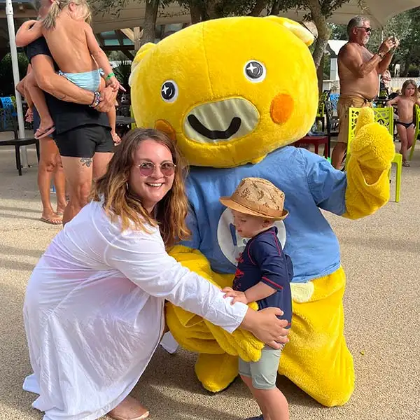 Mizzy la mascotte du camping Les Rivières près de Salagou