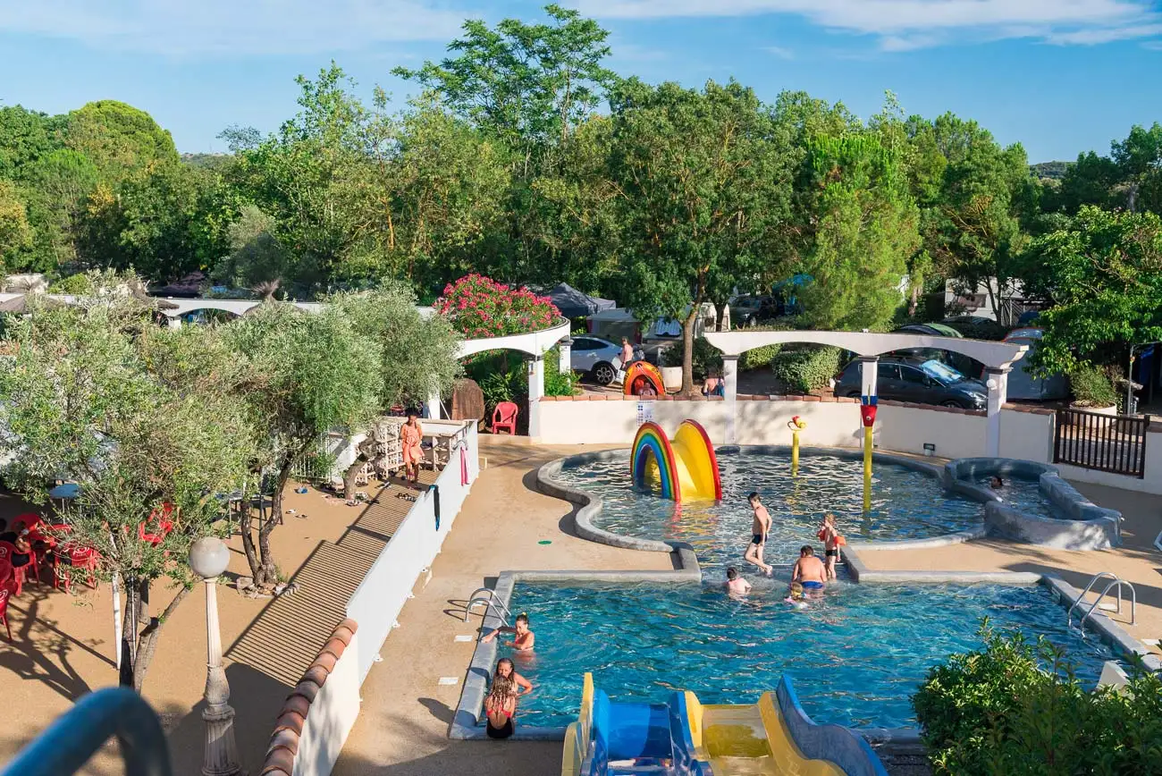 Vue aérienne de l'espace aquatique du camping à près de Montpellier