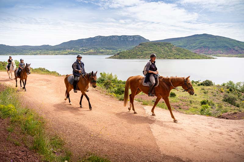Balade à cheval au lac du Salagou (Office de tourisme Destination Salagou - Vincent BARTOLI)