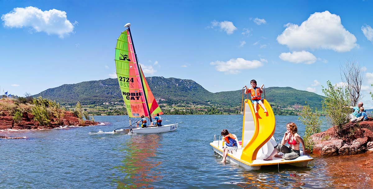 Catamarans à la base nautique du lac du Salagou (Office de tourisme du Clermontais)