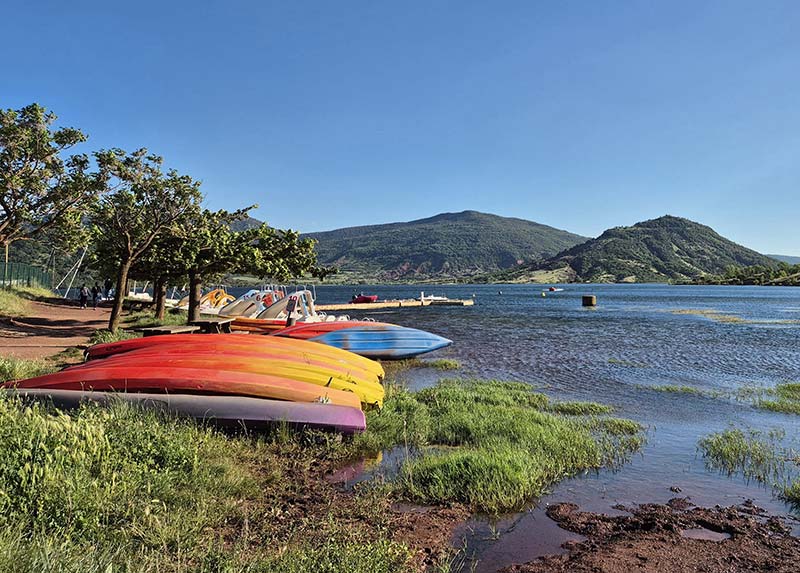 Kayak sur le lac du Salagou avec les ruffes en arrière-plan (CC Lodevois et Larzac - Antonnella KADOUCHE)