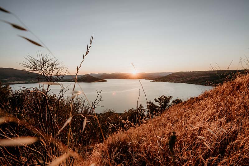 Pêcheur au bord du lac du Salagou au lever du soleil (Office de tourisme du Clermontais)